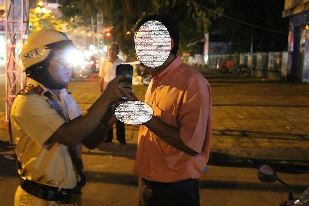 PC67 Công an Cần Thơ đo nồng độ cồn người điều khiển xe mô tô - Ảnh GT