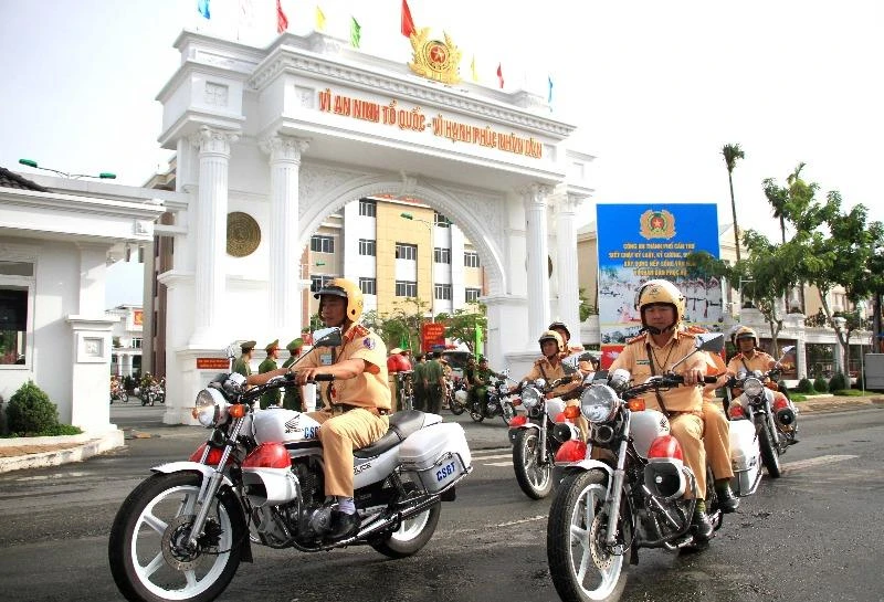 Công an TP Cần Thơ ra quân cao điểm đảm bảo TTATGT – TTXH trên địa bàn thành phố sáng 16-8. Ảnh GT