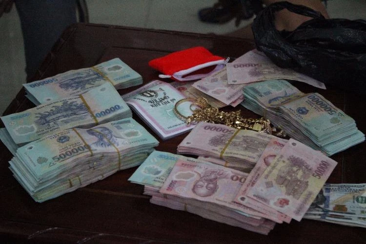 Tang vật thu giữ khi triệt phá đường dây thầu đề - ảnh CTV P.T