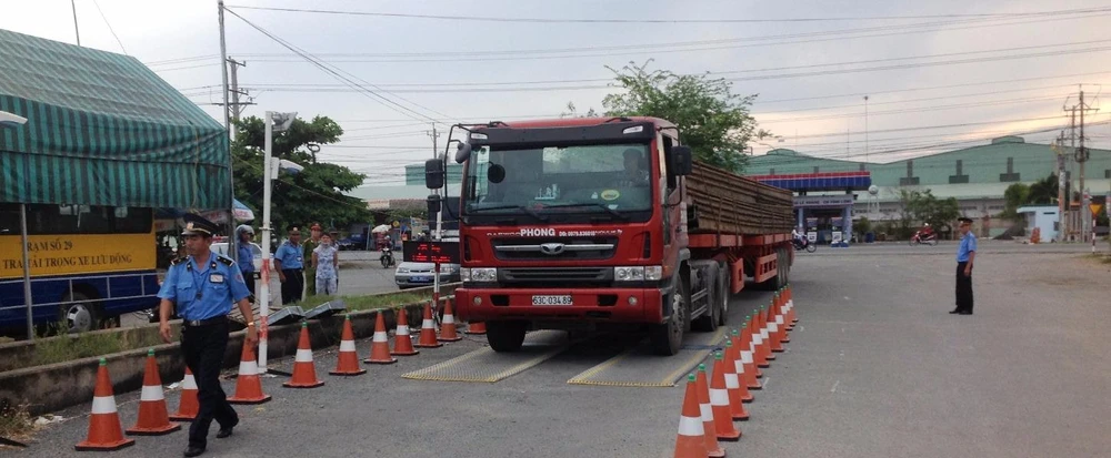 Thanh tra GTVT Vĩnh Long tiến hành cân xe kiểm tra tải trọng (ảnh GIA TUỆ)