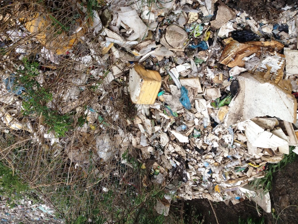 Rác thải tràn ngập (ảnh KHÁNH HOÀNG)