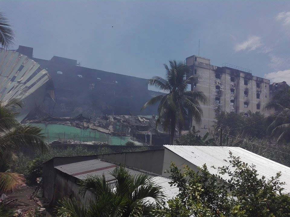 Vụ cháy Cần Thơ: Đang phá tường, xịt nước hạ nhiệt ảnh 1