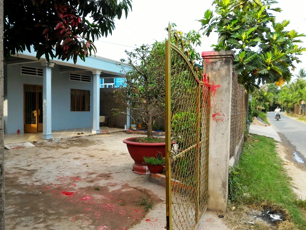 Nhà của cộng tác viên báo Công An TP.HCM bị tạt sơn ảnh 1