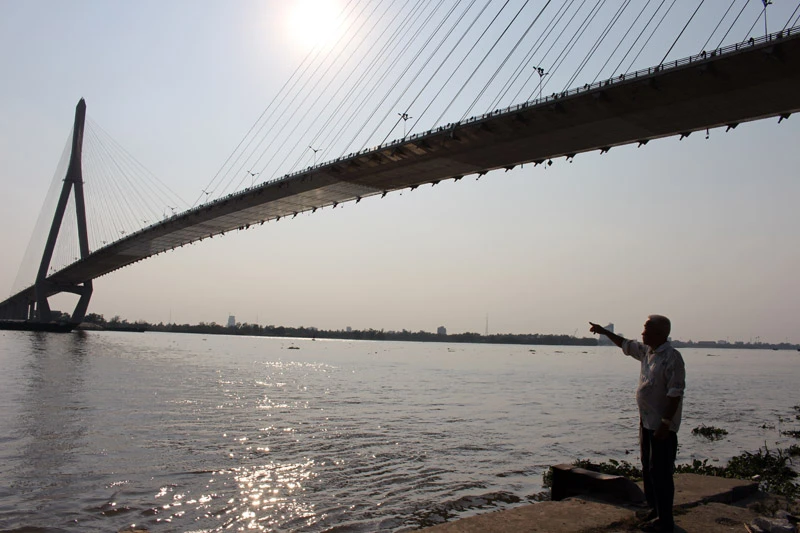 Vợ ngất xỉu khi chứng kiến chồng nhảy cầu Cần Thơ ảnh 1