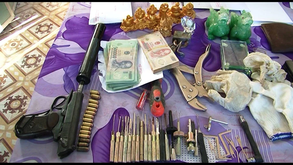 Bắt nghi can cướp tiệm vàng bằng súng K59 ảnh 2