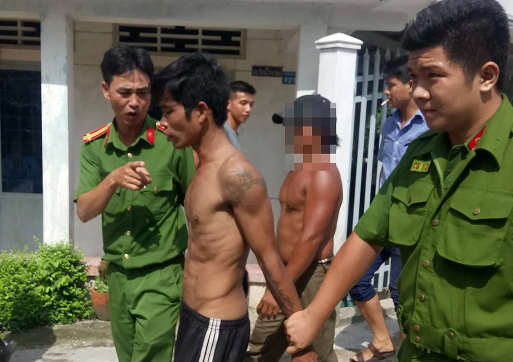 Thanh niên nghi ngáo đá, cố thủ 10 tiếng trên nóc nhà ảnh 5