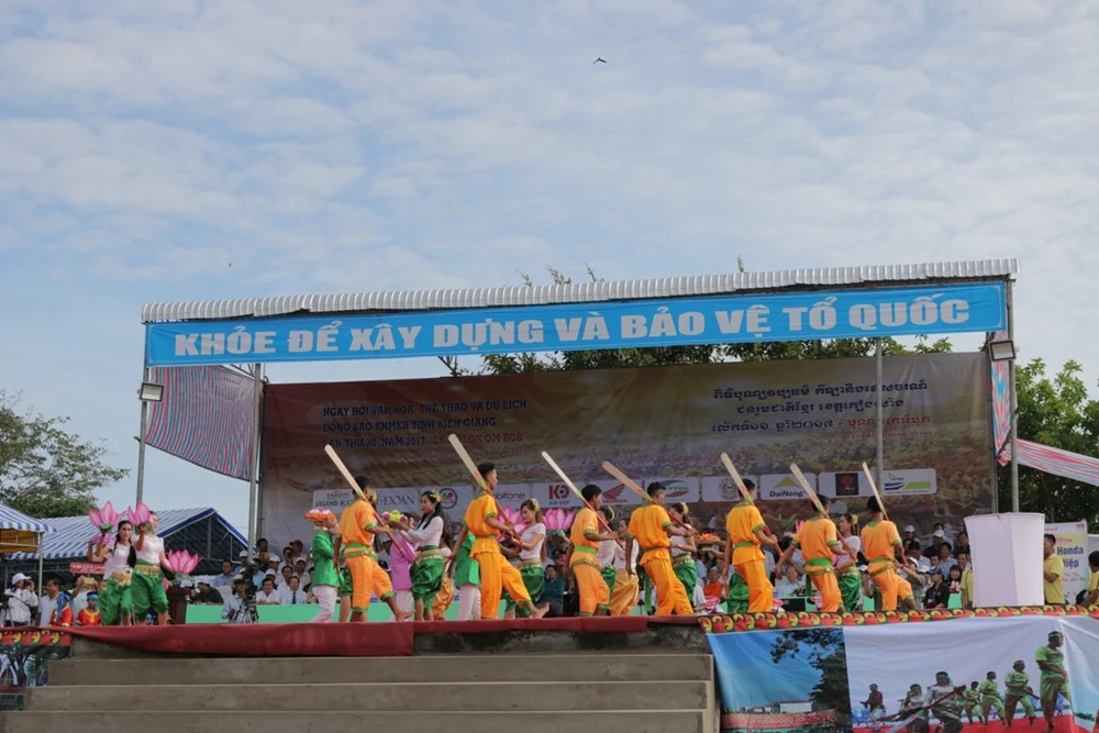 Ghe ngo Kiên Giang vào hội đua ghe ảnh 2