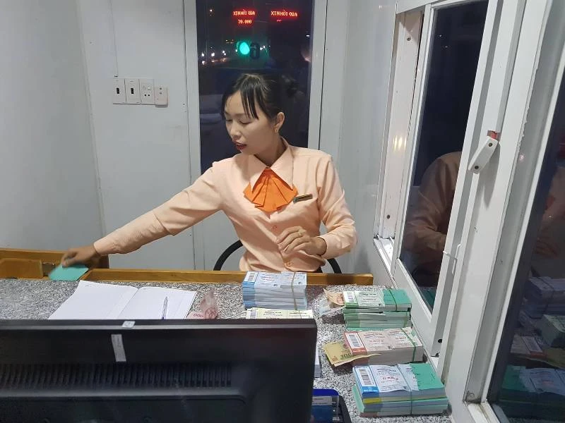 BOT Cai Lậy thu phí trở lại lúc gần nửa đêm 1-12 ảnh 3