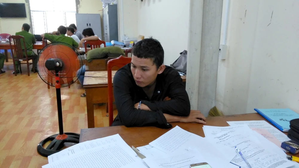 Đi trên đường tối, một người bị cướp xe máy ảnh 1