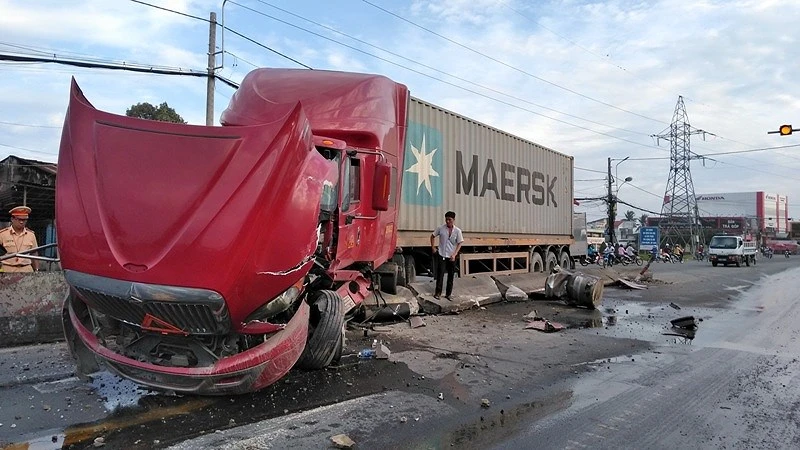 Xe đầu kéo tông ngã hàng loạt dải phân cách trên QL1A ảnh 1