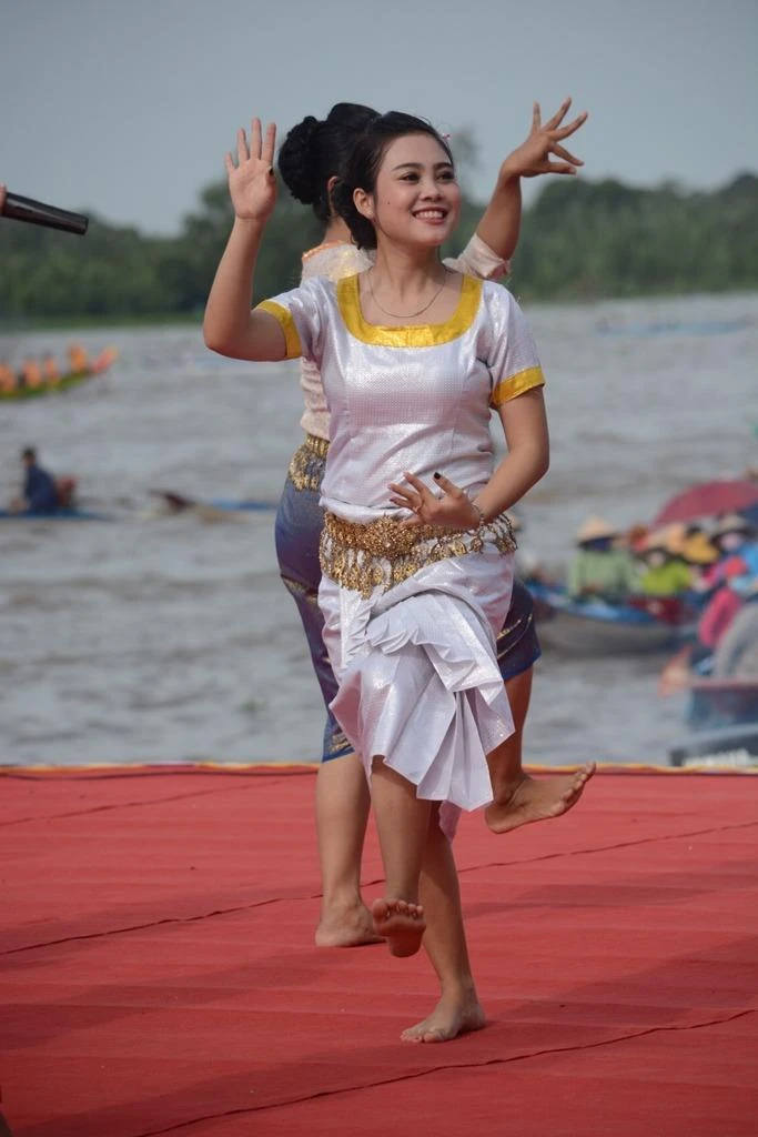 Du khách ùn ùn khai hội Ok om bok ảnh 12