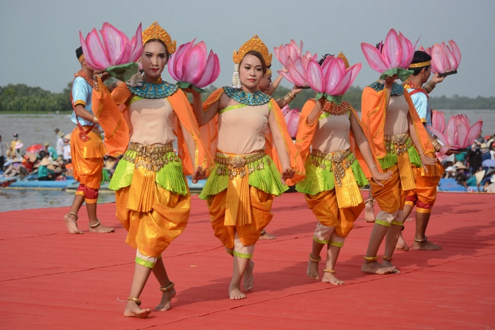 Du khách ùn ùn khai hội Ok om bok ảnh 11