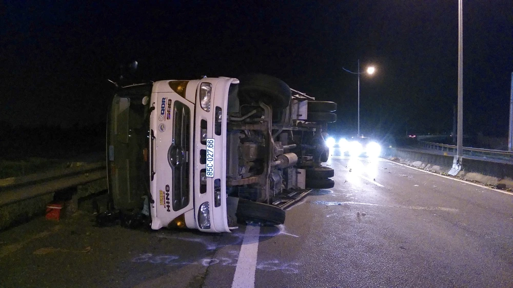 Xe tải lật ngang trên cao tốc TP.HCM - Trung Lương ảnh 1