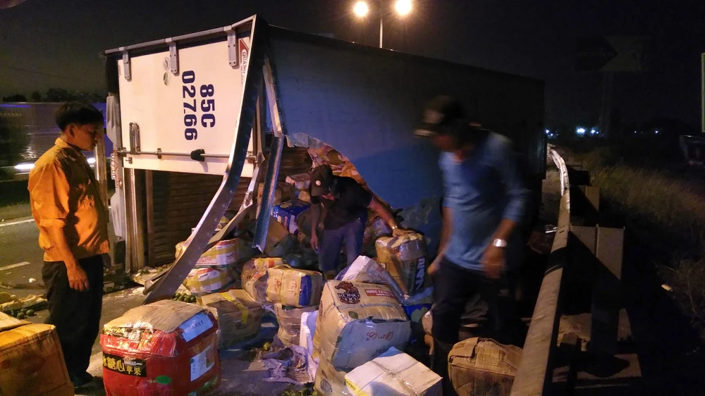 Xe tải lật ngang trên cao tốc TP.HCM - Trung Lương ảnh 2