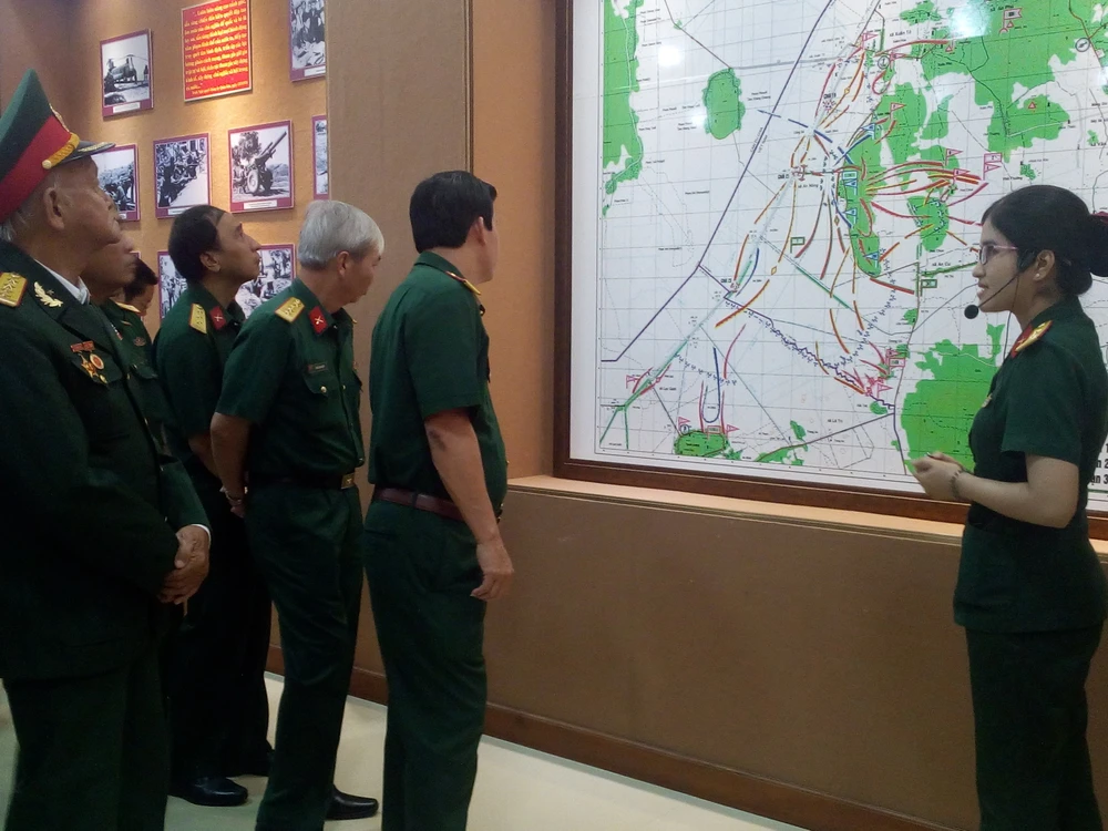 Triển lãm ảnh hiện vật "40 năm chiến thắng biên giới Tây Nam" ảnh 2