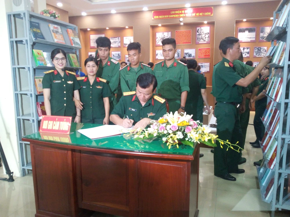 Triển lãm ảnh hiện vật "40 năm chiến thắng biên giới Tây Nam" ảnh 3