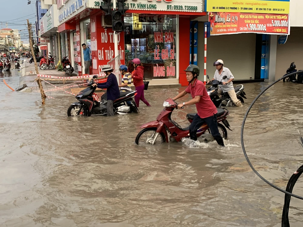 Vĩnh Long: Xe cộ 'bơi' giữa phố do triều cường ảnh 2