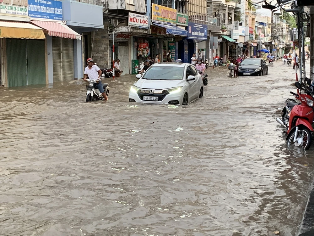 Vĩnh Long: Xe cộ 'bơi' giữa phố do triều cường ảnh 4