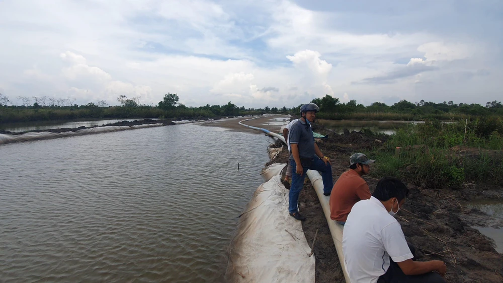 Người dân đồng tình với dự án tuyến tránh Quốc lộ 1A nhưng lo sợ đời sống tệ hơn sau khi bị thu hồi đất. Ảnh TRẦN VŨ