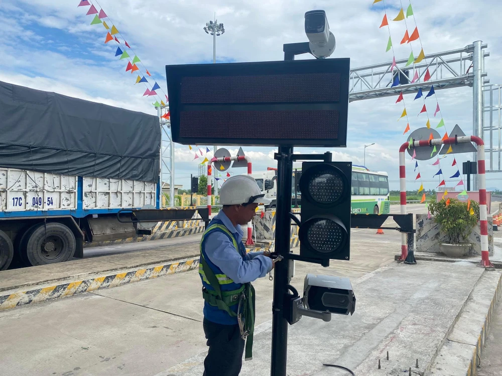 Cán bộ kiểm tra máy móc chuẩn bị cho việc thu phí. Ảnh: HẢI HIẾU