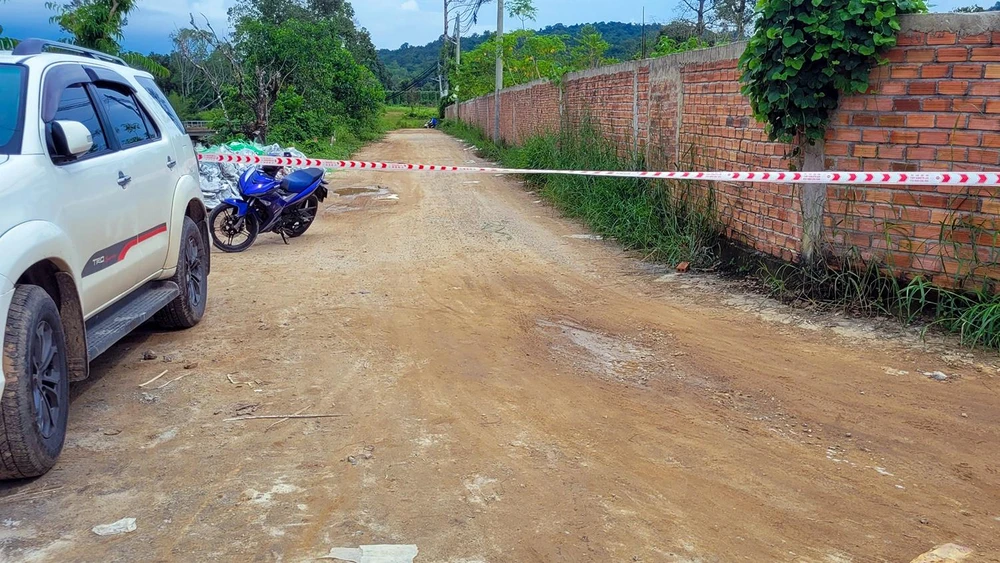 Khu vực hiện trường vụ việc đang được bảo vệ để khám nghiệm và điều tra. Ảnh: TUẤN THY