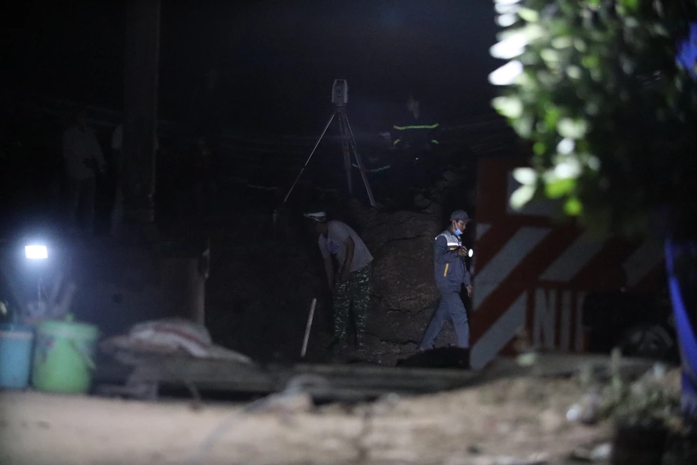 Lực lượng cứu hộ căng mình chạy đua cùng thời gian để giải cứu cháu bé. Ảnh: HUỲNH DU Lực lượng cứu hộ căng mình chạy đua cùng thời gian để giải cứu cháu bé. Ảnh: HUỲNH DU