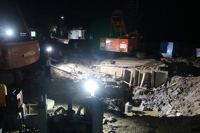 Lực lượng cứu hộ chia ca làm việc xuyên đêm. Ảnh: CTTĐT