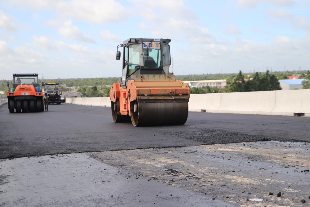 Thi công trải nhựa dốc cầu phía bờ Vĩnh Long Thi công trải nhựa dốc cầu phía bờ Vĩnh Long