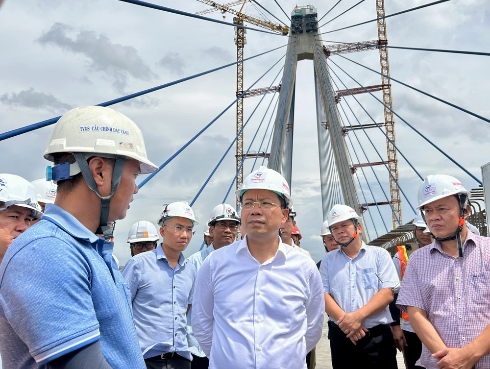 Thứ trưởng Bộ GTVT Nguyễn Duy Lâm đã đã đến kiểm tra hiện trường, tặng quà động viên kỹ sư, công nhân Dự án cầu Mỹ Thuận 2 và đường dẫn hai đầu cầu. Thứ trưởng Bộ GTVT Nguyễn Duy Lâm đã đã đến kiểm tra hiện trường, tặng quà động viên kỹ sư, công nhân Dự án cầu Mỹ Thuận 2 và đường dẫn hai đầu cầu.