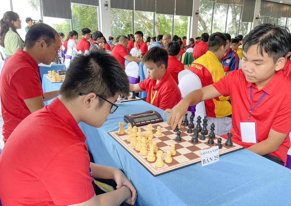 Các vận động viên thi đấu nội dung cờ nhanh, sáng 10-9. Ảnh: MINH TRUNG