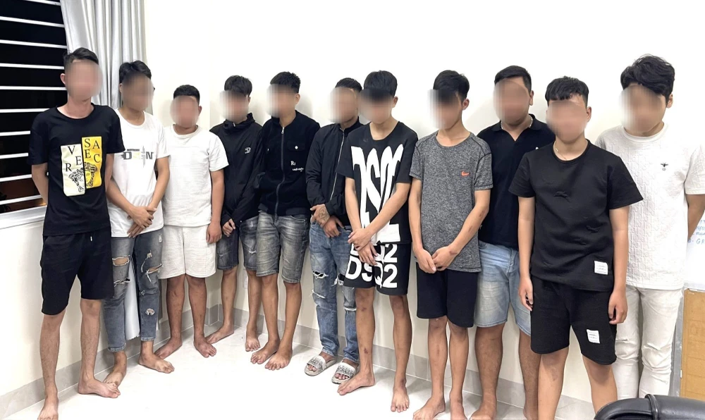 nhom thanh thieu nien dung sung.jpg