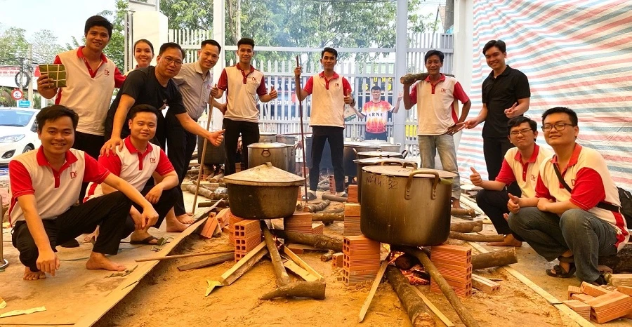 trao-1000-banh-chung-cho-300-cong-nhan.jpg