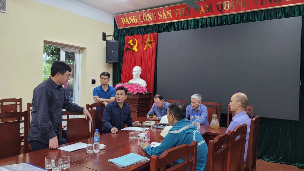 Ông Ngô Hoàng Ngân, Chủ tịch HĐTV Tập đoàn Công nghiệp Than - Khoáng sản Việt Nam (ngoài, trái) cùng các lãnh đạo của Tập đoàn chỉ đạo công tác cứu hộ tai nạn tại Công ty Than Hòn Gai. Ảnh: TKV