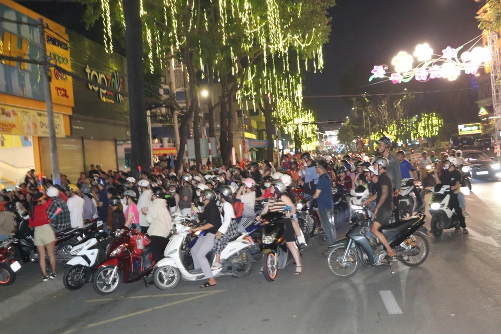 Cổ động viên ở Cần Thơ mừng Việt Nam vô địch ASEAN Cup 2024