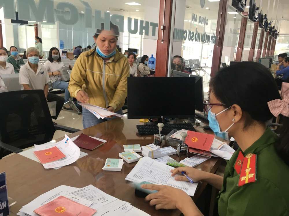 Chủ tịch Bến Tre chỉ đạo rà soát hạ tầng, trang thiết bị kỹ thuật cho hoạt động chuyên môn của Trung tâm Phục vụ hành chính công trên cơ sở kế thừa sử dụng các trang thiết bị của Bộ phận một cửa các cấp hiện có. Ảnh: bentre.gov.vn