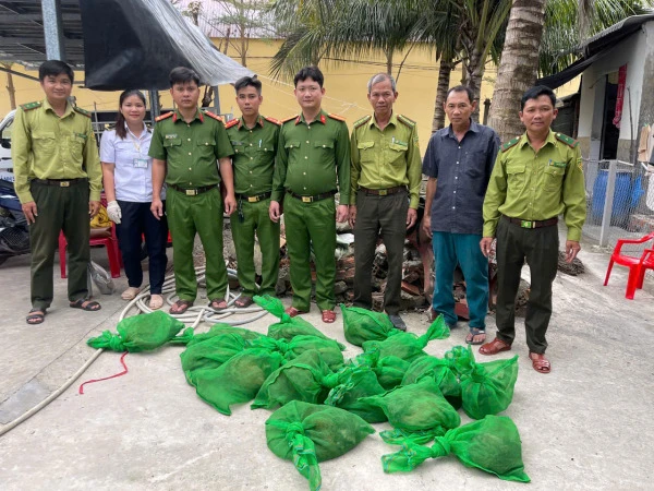 bàn giao 22 con chồn hương cho Hạt Kiểm lâm huyện Đầm Dơi chăm sóc.