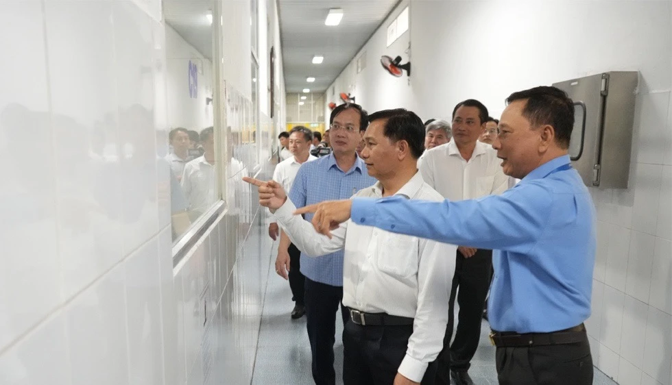Bí thư Tỉnh ủy Trần Văn Lâu cùng đoàn công tác thăm Công ty TNHH Chế biến Dừa Lương Quới, Khu công nghiệp An Hiệp. (Ảnh: PHƯƠNG THẢO vinhlong.gov.vn)