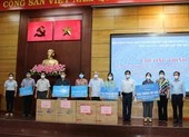 HĐND TP.HCM tặng quà hỗ trợ người khó khăn tại TP Thủ Đức