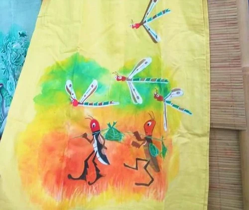 Vẽ lên áo dài hình ảnh “dế mèn phiêu lưu ký” và “hoàng tử bé” ảnh 5