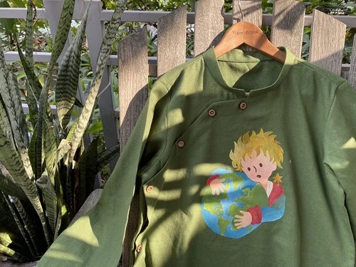 Vẽ lên áo dài hình ảnh “dế mèn phiêu lưu ký” và “hoàng tử bé” ảnh 9