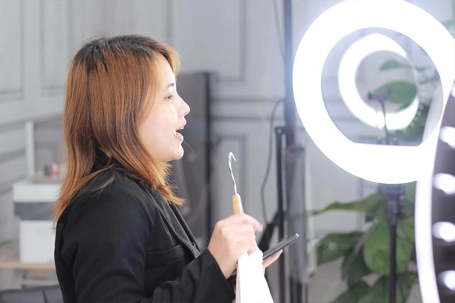 Một buổi học livestream tại Học viện S-On. Ảnh: THU HÀ