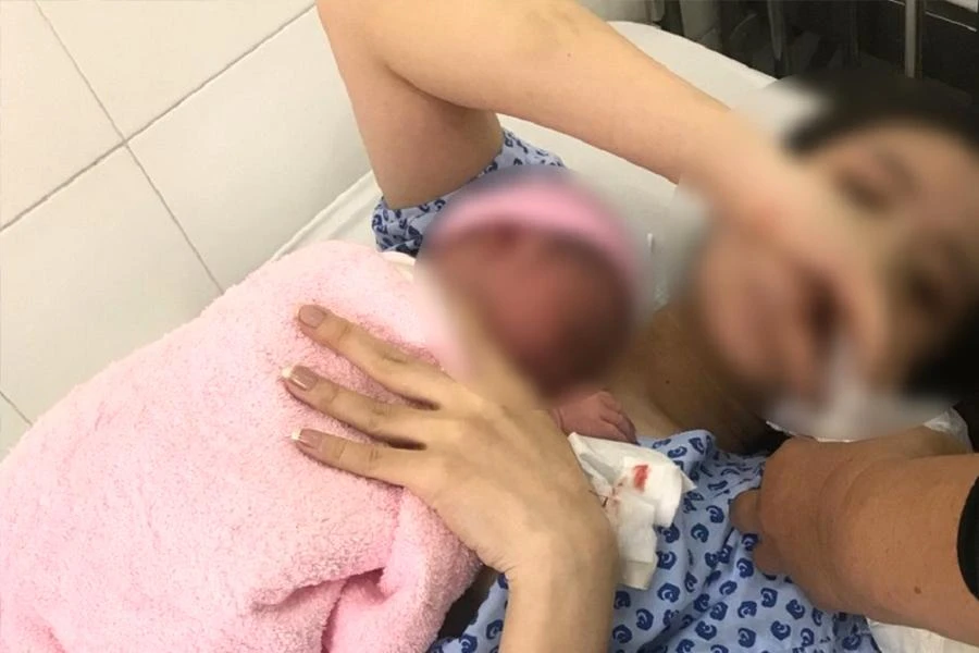 Một sản phụ đang được chồng chăm sóc tại BV Từ Dũ. Ảnh: AL