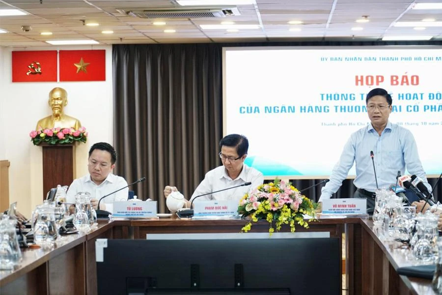 Ông Võ Minh Tuấn, Giám đốc Ngân hàng Nhà nước Chi nhánh TP.HCM (ngoài cùng bên phải), khuyến cáo không rút tiền trước hạn tại SCB. Ảnh: BẢO PHƯƠNG Ông Võ Minh Tuấn, Giám đốc Ngân hàng Nhà nước Chi nhánh TP.HCM (ngoài cùng bên phải), khuyến cáo không rút tiền trước hạn tại SCB. Ảnh: BẢO PHƯƠNG