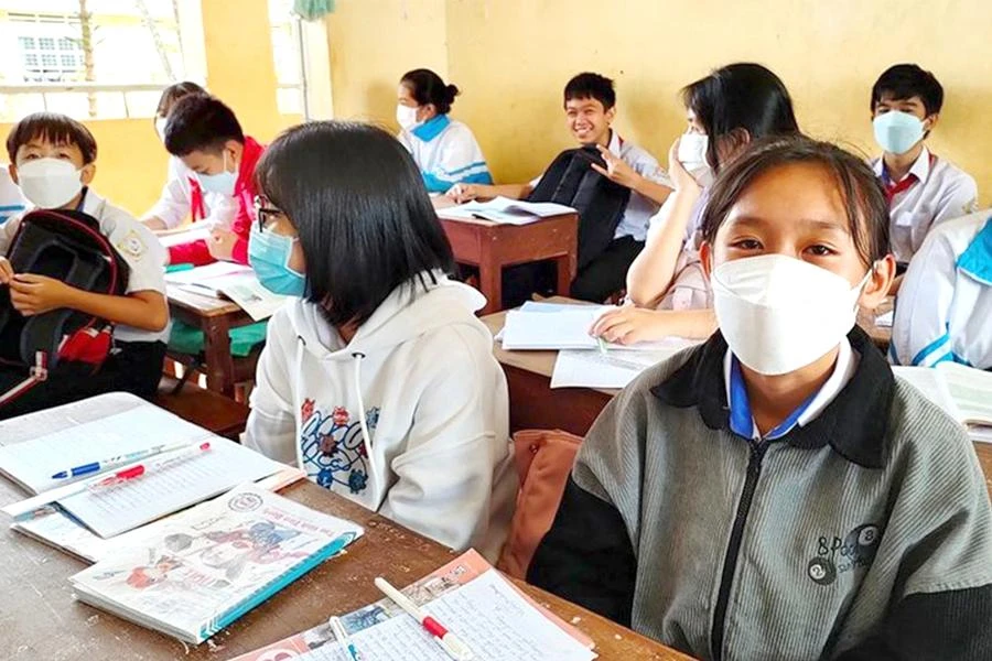 Em Vũ Hồng Phúc An trải qua một năm học khó khăn do không có máy tính bảng. Ảnh: LK