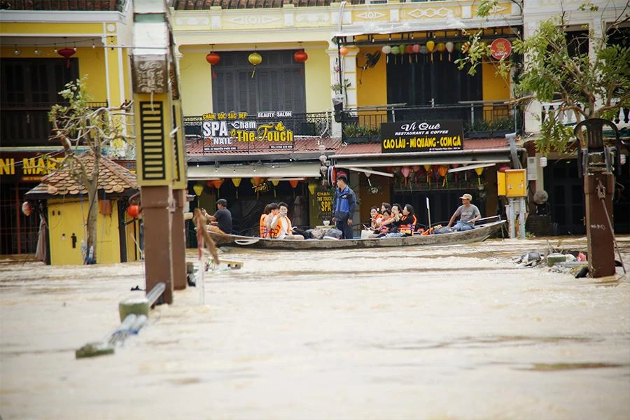 Nhiều tuyến đường ở TP Hội An bị ngập sâu, người dân phải di chuyển bằng ghe trong phố. Ảnh: THANH NHẬT