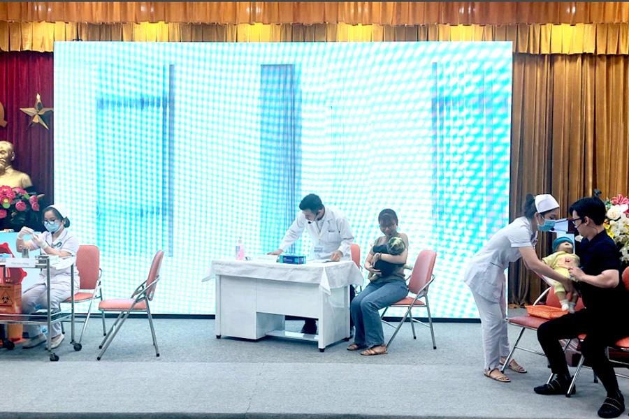 Tiểu phẩm “Tiêm chủng mở rộng cho trẻ tại trạm y tế” ở chặng thi thứ ba. Ảnh: TRẦN NGỌC