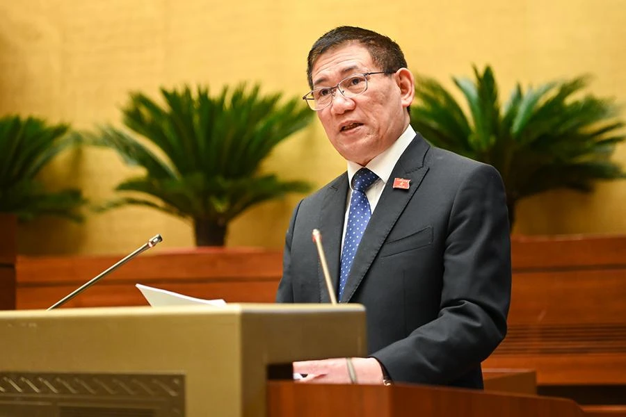 Bộ trưởng Bộ Tài chính Hồ Đức Phớc trình bày các vấn đề về tài chính - ngân sách nhà nước, tiền lương, trợ cấp… trước Quốc hội chiều 20-10. Ảnh: ĐP