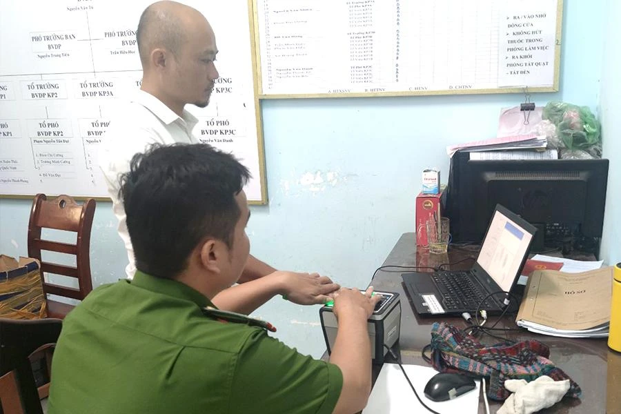 Người dân đang làm thủ tục cấp CCCD gắn chip. Ảnh: NGUYỄN HIỀN