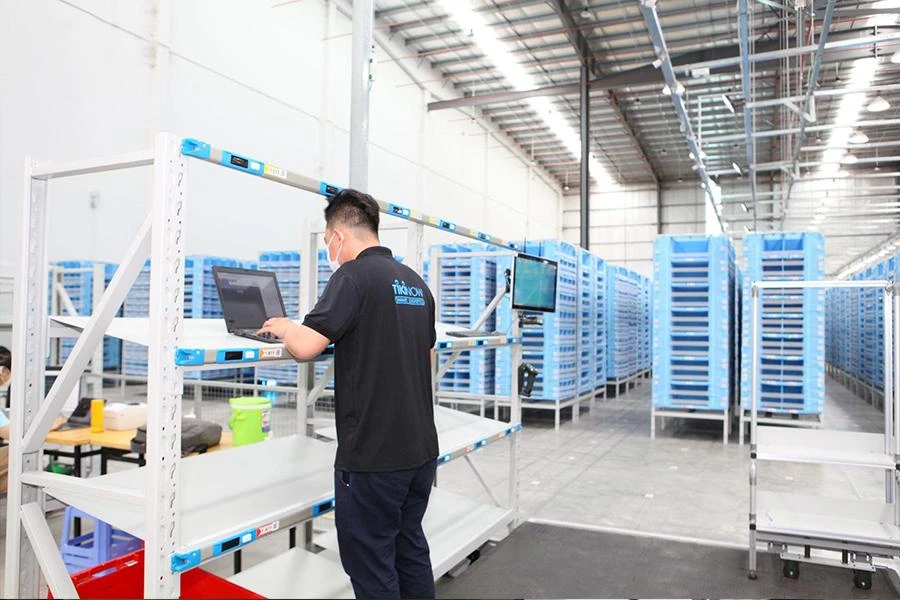 Một số đơn vị đã tích hợp, áp dụng số hóa, ứng dụng robot trong kho hàng để rút gọn thời gian giao hàng. Ảnh: TH