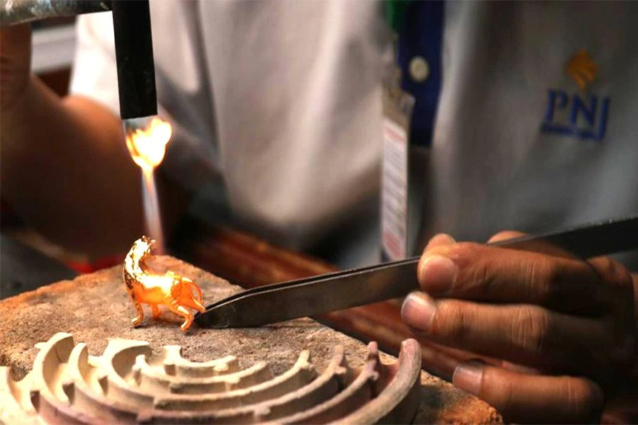 Nữ trang Việt được chế tác tỉ mỉ, công phu, có giá trị thẩm mỹ và ứng dụng cao. Ảnh: THU HÀ